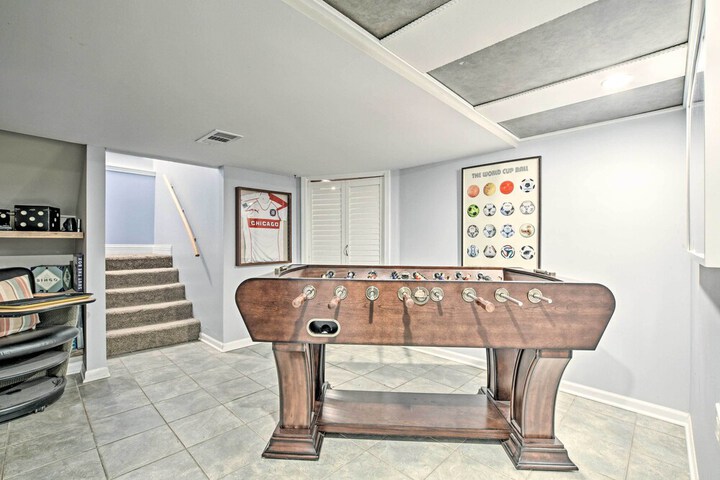 Lakefront Home w / Game Room Theater & Dock!