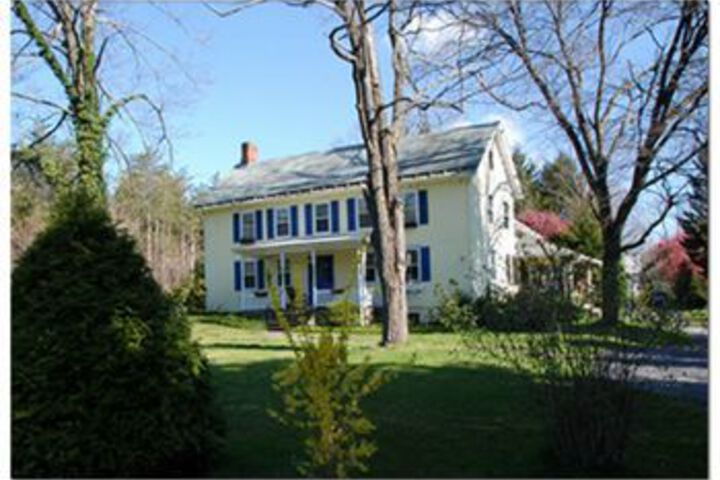 Le Petit Chateau Inn