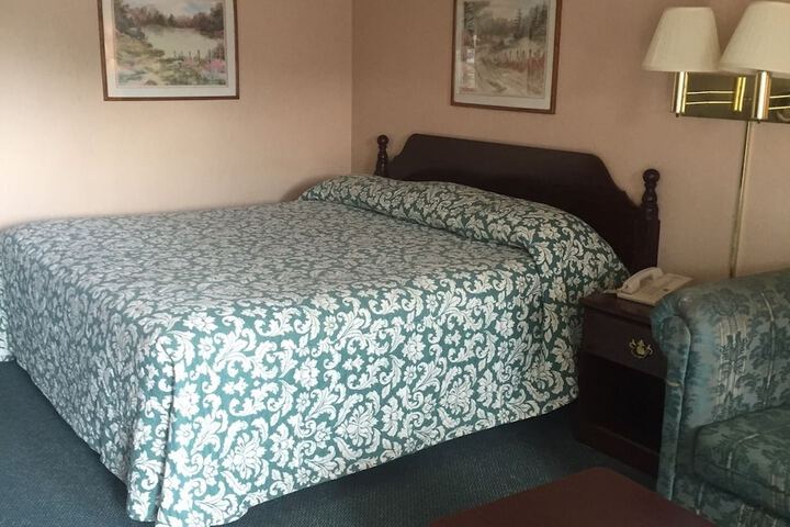 Room 6 of 12