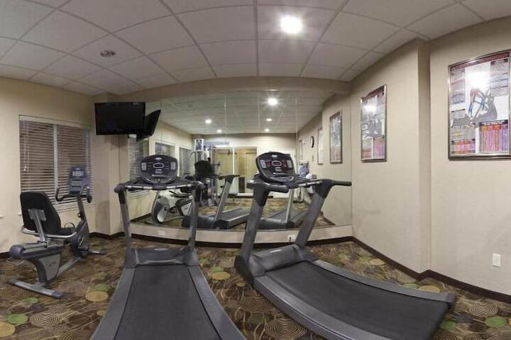 Holiday Inn Express & Suites Marshall by IHG