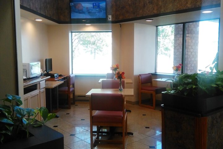 Lounge 16 of 19