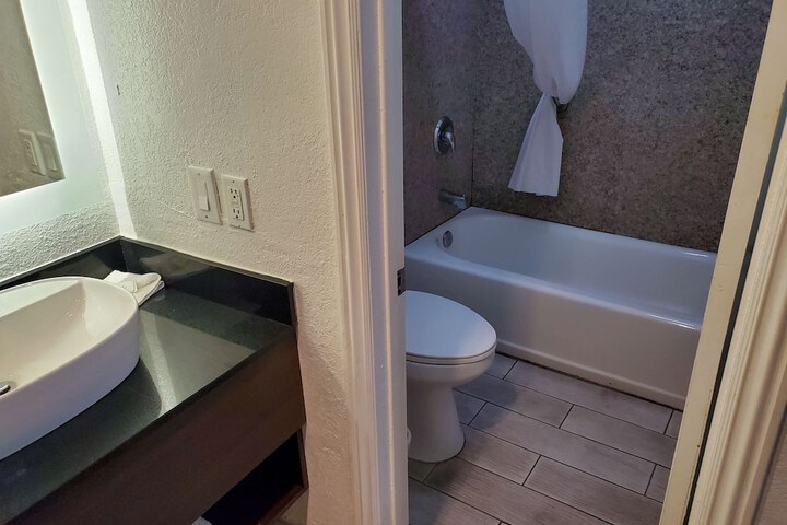Room 32 of 35