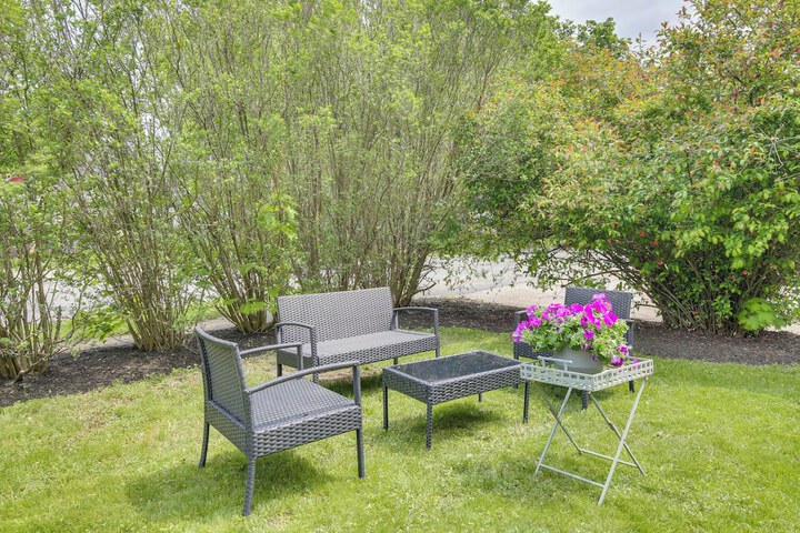 Walk to Downtown: Pet-friendly Millerton Home!