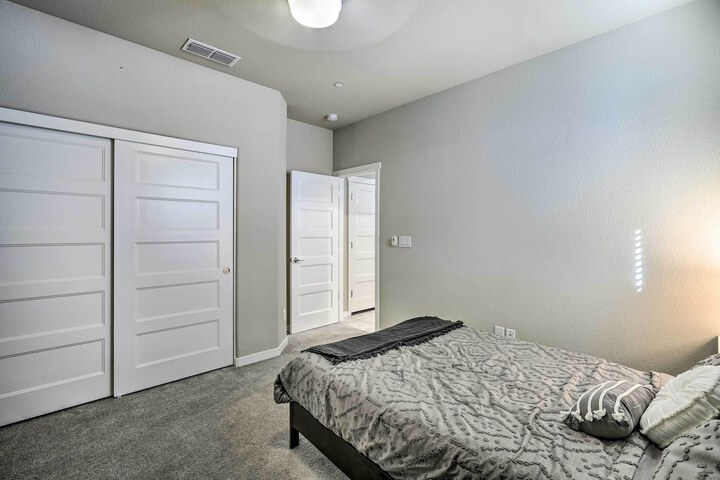 Pet-friendly Elk Grove Retreat w / Balcony!