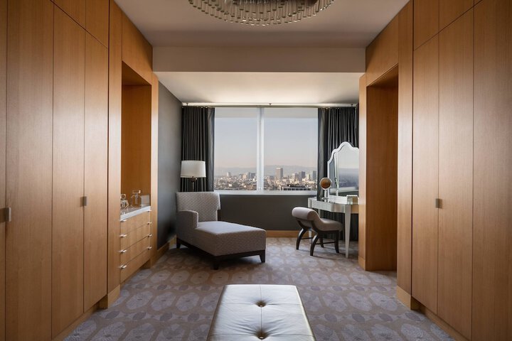 Room 33 of 102
