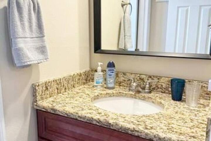 Waterfront corner 2 / 1 Apt