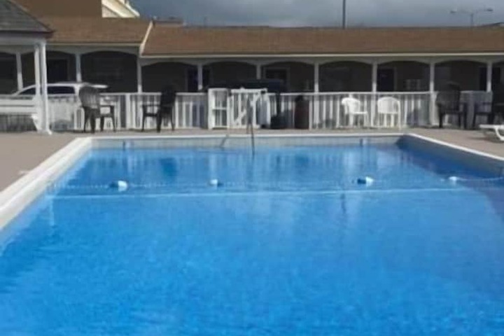 Pool 10 of 73