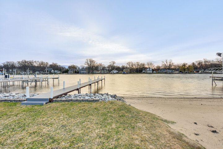 Home on Fox River: Modern Decor Style!
