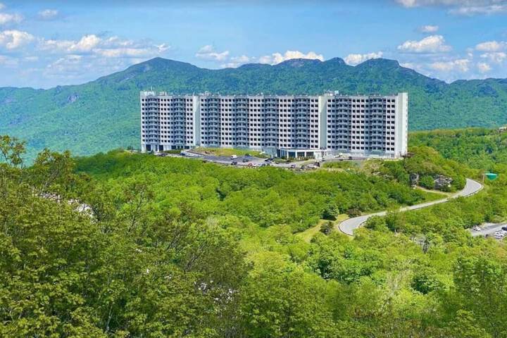 Uhost AI 2BR Condo Scenic Mountain Retreat