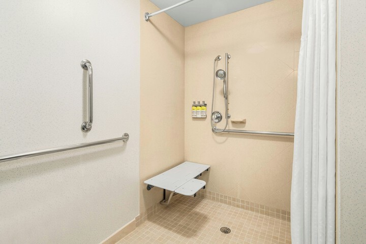 Holiday Inn Express & Suites Wilmington-Newark by IHG