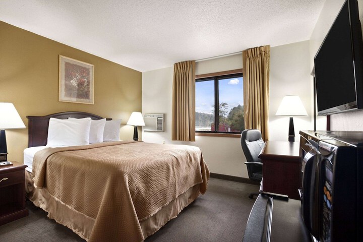 Travelodge by Wyndham La Porte / Michigan City Area