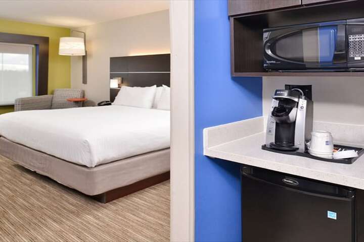 Holiday Inn Express & Suites Parkersburg East by IHG