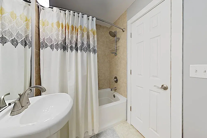 New Listing! New-build Near Downtown 5 Bedroom Home