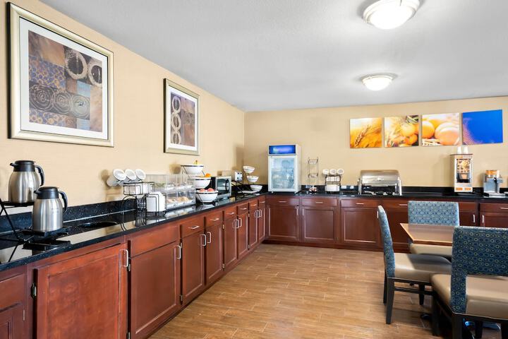 Comfort Inn & Suites Cincinnati Eastgate