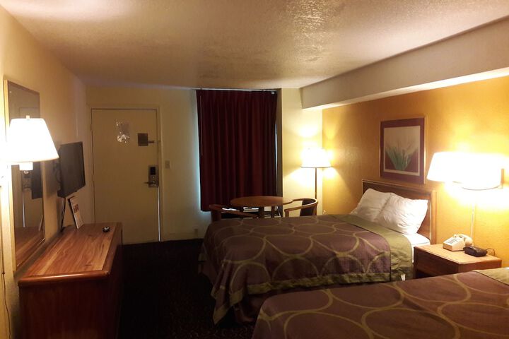 Room 9 of 16