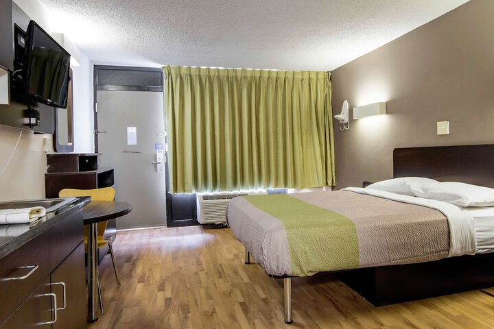 Room 21 of 38