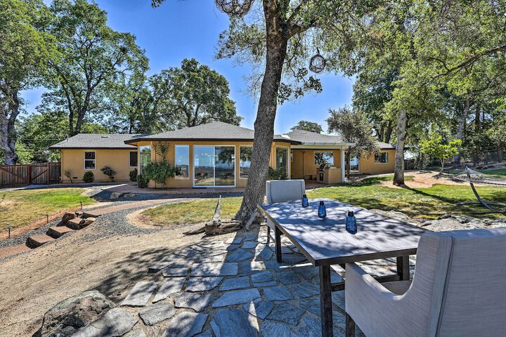 Luxe Auburn Hideaway w / Tennis Court & Views!