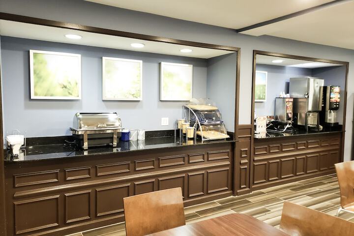 Days Inn & Suites by Wyndham Merrillville