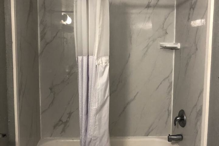 Room 6 of 8