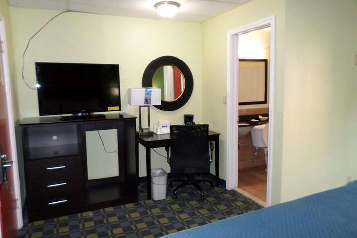 Travelodge by Wyndham Cleveland Lakewood