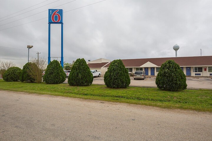 Motel 6 Madisonville TX