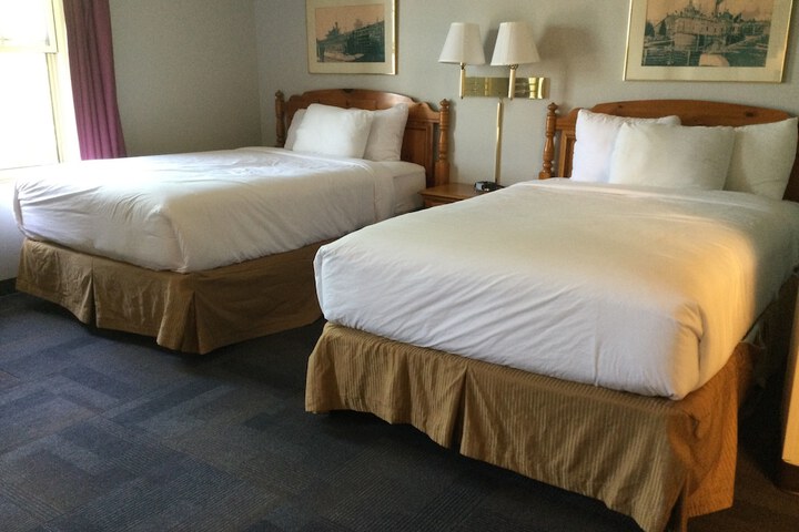 Room 9 of 18