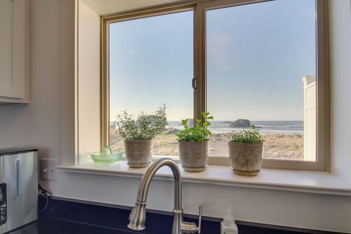Scenic Bandon Vacation Rental w / Beach Access!