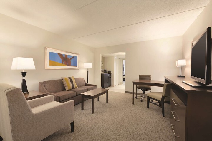 Embassy Suites by Hilton Milwaukee Brookfield
