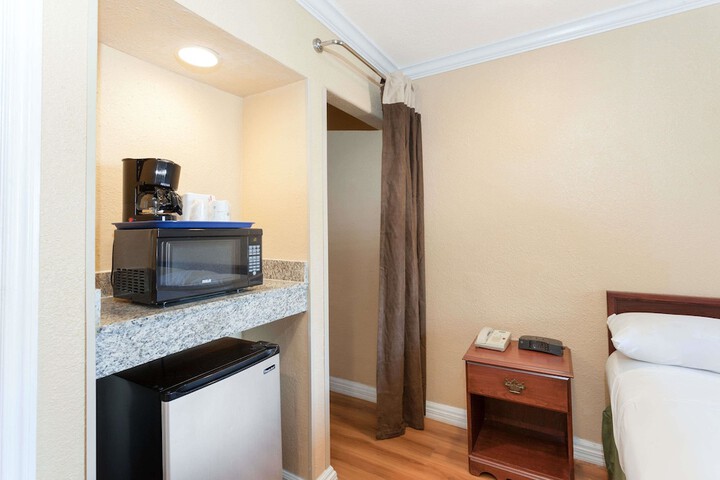 Room 6 of 10