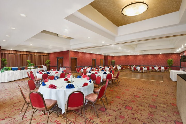 Ballroom/Hall 17 of 19