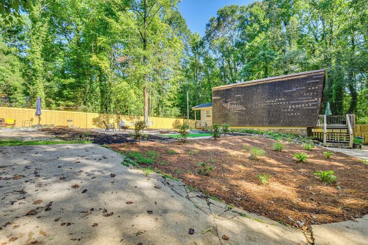 Pet-friendly Lavonia Cabin Walk to Lake Hartwell!