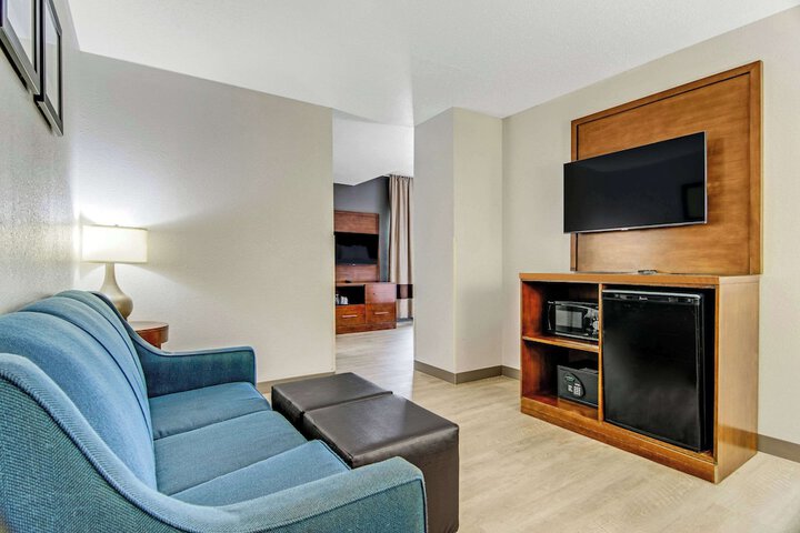 Comfort Suites near I-80 and I-94