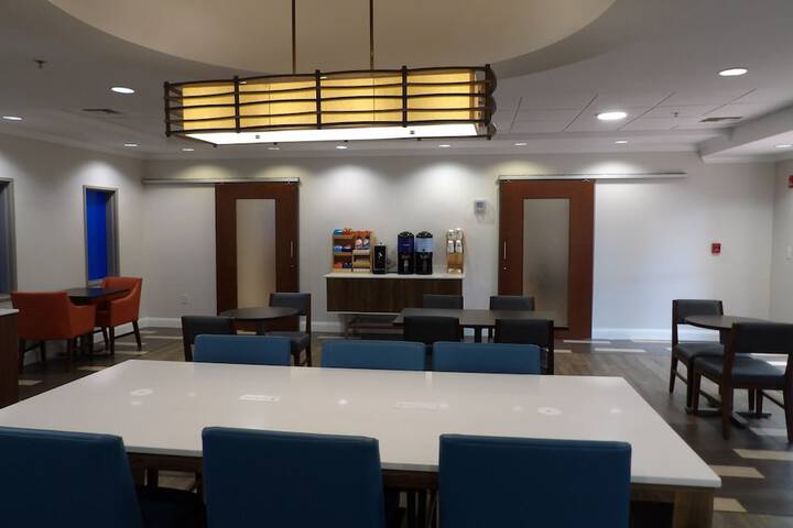 Holiday Inn Express & Suites Huntsville Airport by IHG