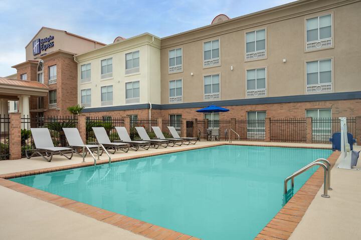 Holiday Inn Express & Suites Alexandria by IHG