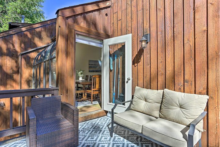 Gorgeous Vernon Township Condo w / Balcony!
