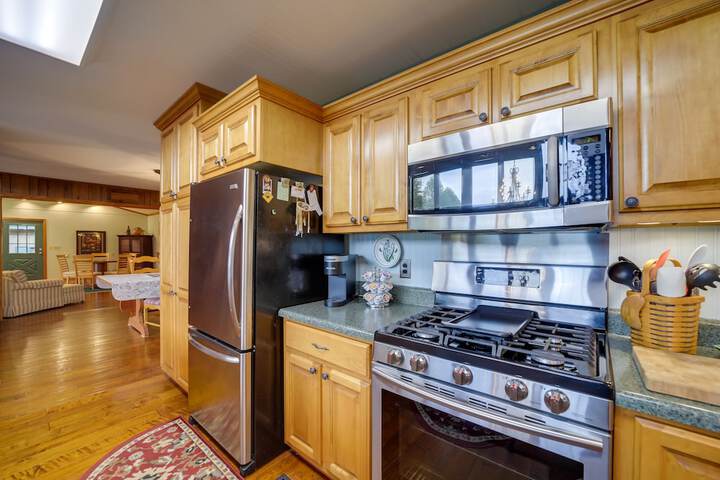 Robbinsville Vacation Rental w / Covered Balcony
