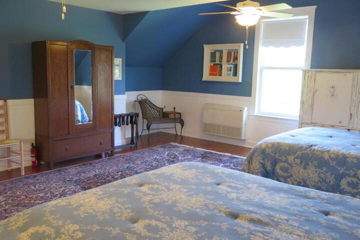 Yellow House B & B