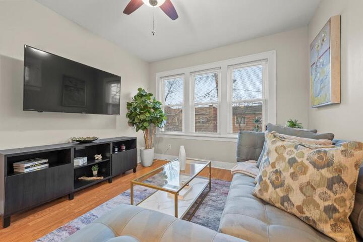 2-Story Stay with Game Lounge & Free Parking Spots - 5 mins to NYC Train