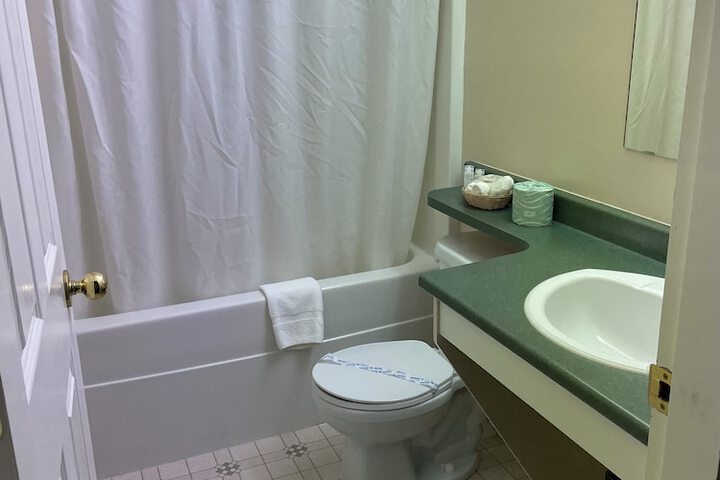 4 Pines Motel