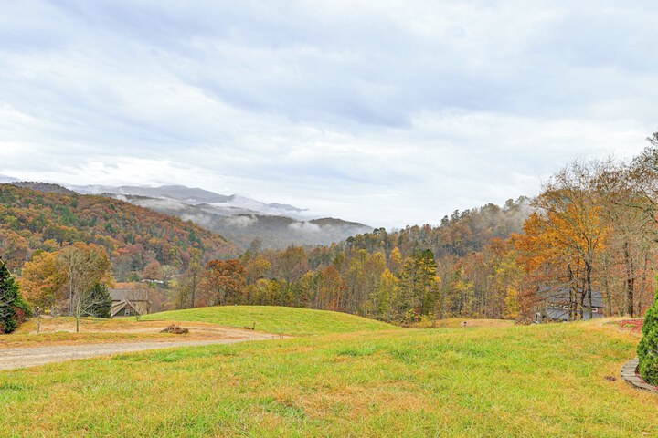Near Hikes & Waterfalls: Smokey Mtn-view Haven!