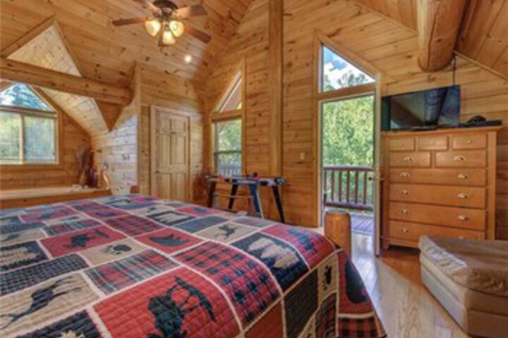 Longwalker Lodge 3 Bedrooms, Hot Tub, Game Room, Sleeps 9