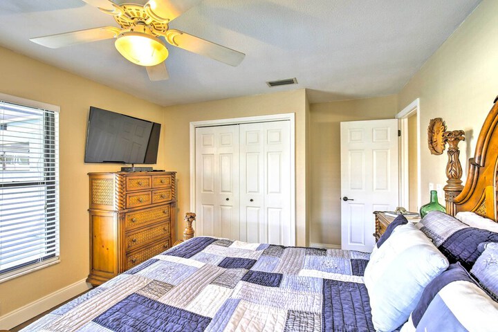 Tropical Apollo Beach House w / Pool & Dock!