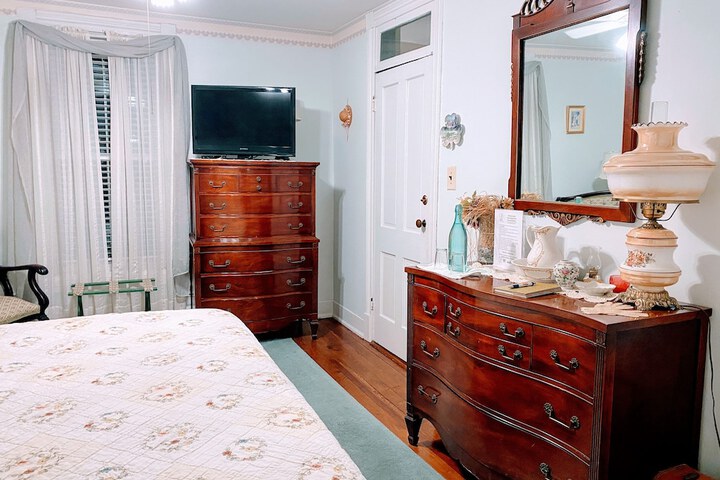 Colonial Beach Plaza Bed & Breakfast