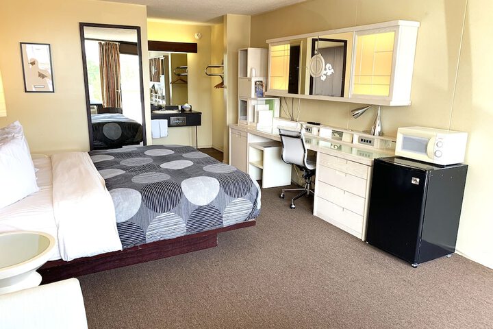 Room 9 of 10