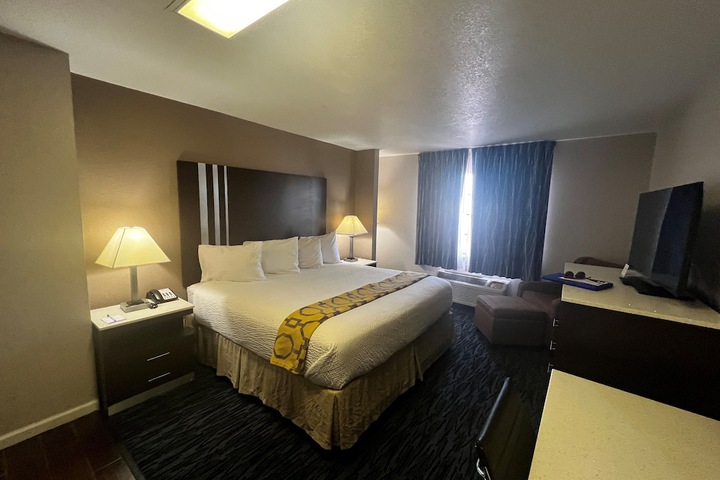 Room 6 of 27