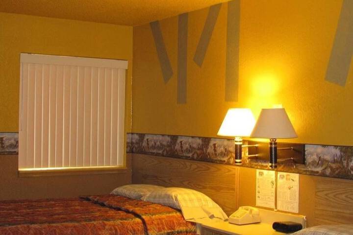 Earth Inn Motel