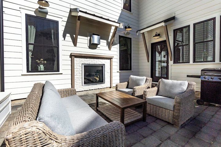 Serene 5BR Farmhouse Retreat Shoreline