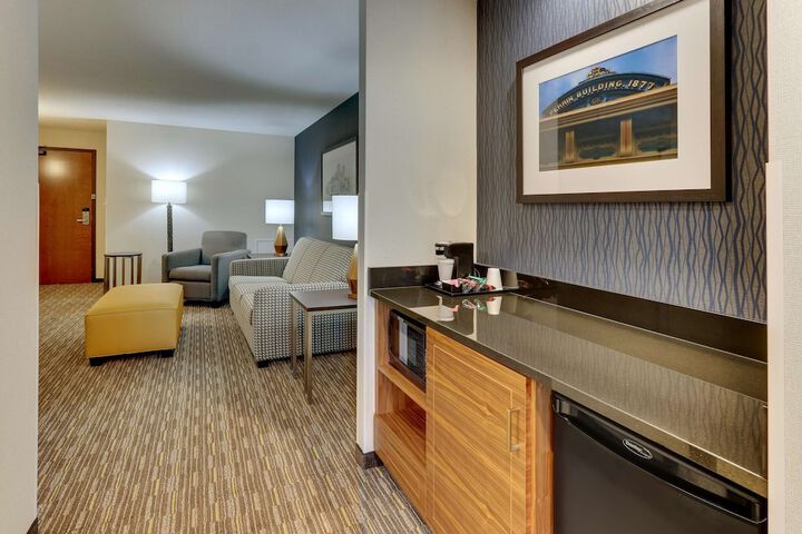 Room 32 of 83