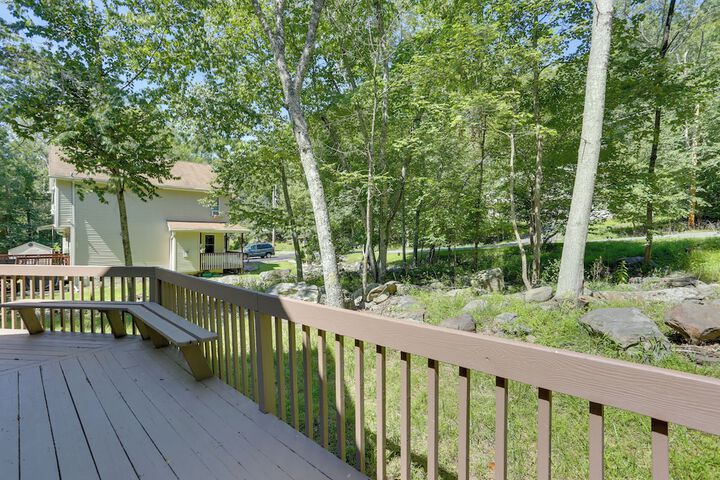 Pools Hot Tub & More: Bushkill Mountain Getaway!