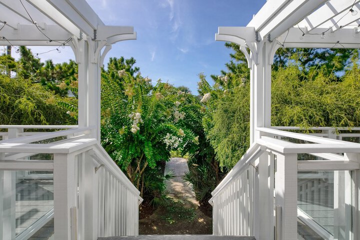 Hemlock by Avantstay Minutes From Folly Beach w / Multiple Patios